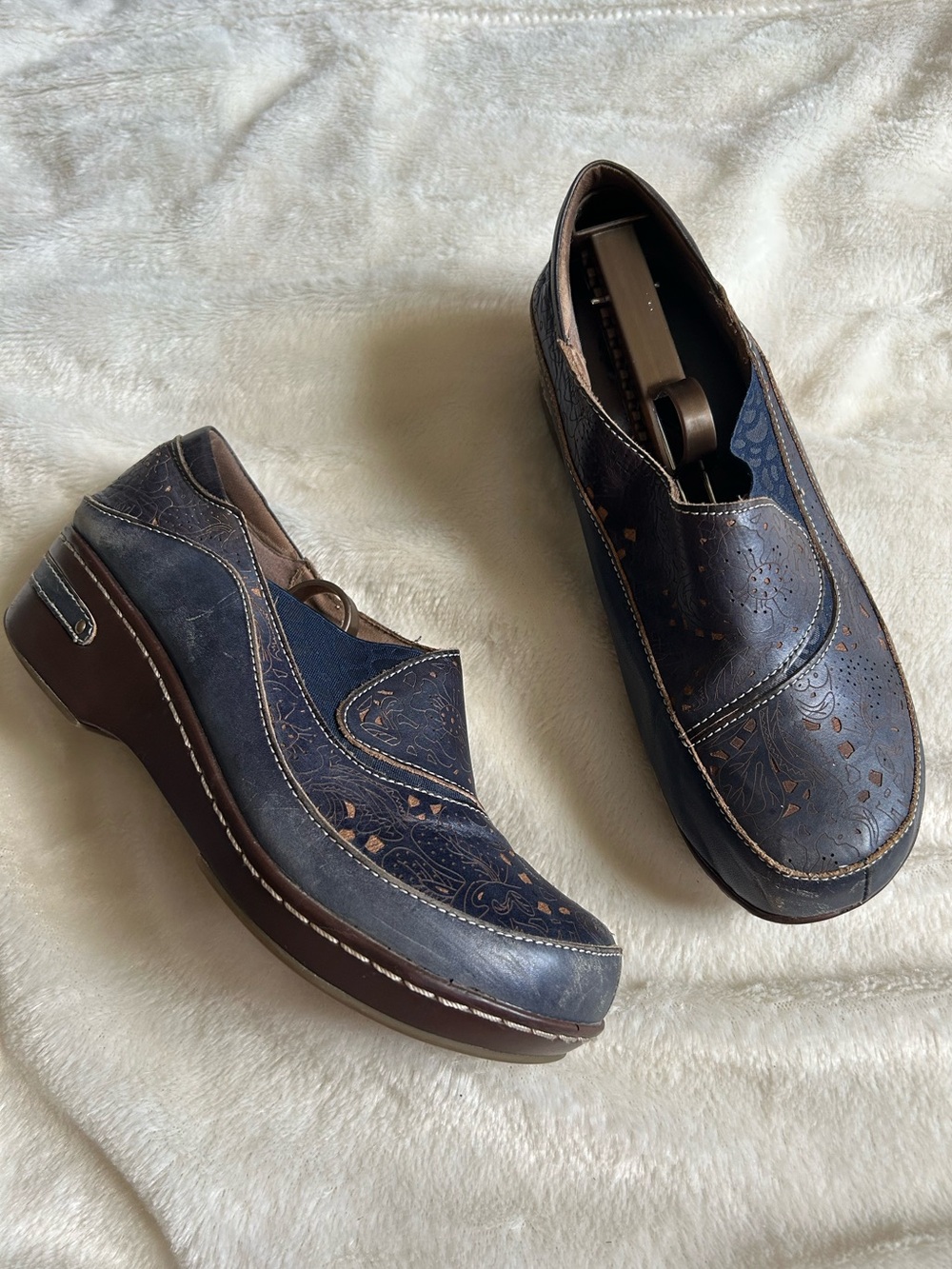 L'artiste blue leather burbank lasercut clogs womens 40 US 9